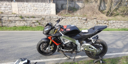 Motorkář vyjel mimo komunikaci, je transportován do nemocnice