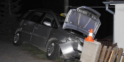 Aktuálně: Řidič taxíku vyjel mimo silnici a havaroval do plotu