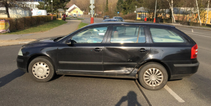 Aktuálně: Ve Školní ulici opatrně, nehoda dvou vozidel omezuje provoz