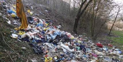 Přehrabují popelnice a shromažďují nepořádek, technické služby po bezdomovcích „deratizovaly“  Kladenskou