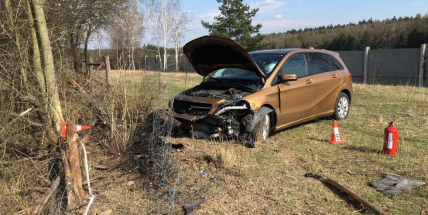 Aktuálně: Nezvládla průjezd zatáčkou, vylétla mimo silnici a skončila s vozem v ohrazení mezi ovcemi
