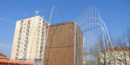 Zakryté kašny se světýlky připomínají spíše Vánoce, příští týden je technické služby odkryjí