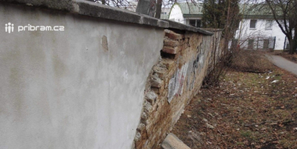 Posun v kauze hřbitovní zdi: Stavební úřad vyzval farnost k opravě