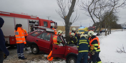 Žena nabourala do stromu, letecky jí transportovali do Motola