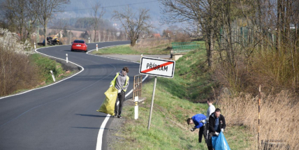 Sbíral se komunální odpad, plasty i pneumatiky