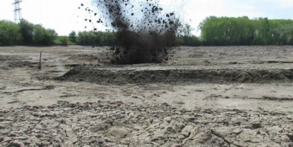 Nalezený protipancéřový granát v rybníku zaměstnal pyrotechnika