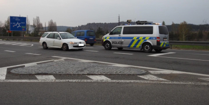Havarovaný vůz blokuje jízdní pruh na Skalce