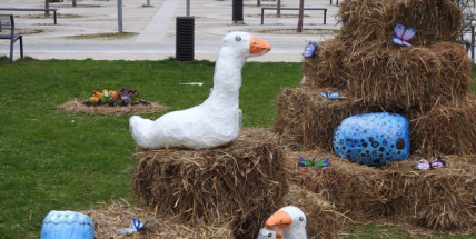 Žáci základních škol vyzdobili náměstí. Jak se vám to líbí?