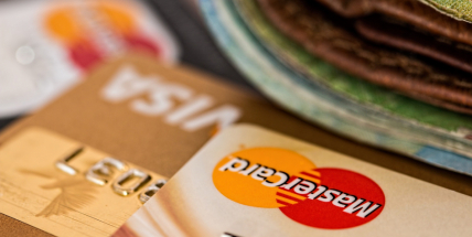 Chcete platit parkovné kartou? Město slibuje brzké zprovoznění