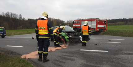 Při dopravní nehodě zdemoloval řidič Fabii, doprava je v místě značně omezena