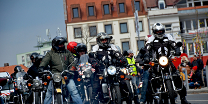 Ani chladnější počasí neodradilo účastníky a diváky od dalšího ročníku Route 66