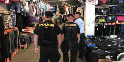 Kradená trika oblékl v obchodě na sebe, daleko nedošel