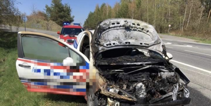 Na Strakonické likvidují hasiči požár auta