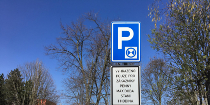 Na některých parkovištích je možné zaparkovat pouze na hodinu