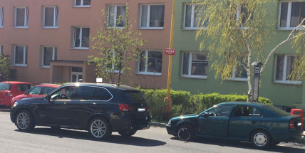 Po střetu dvou vozidel kolabuje doprava v Milínské