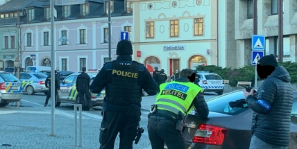 Stíhání muže, který zajal v příbramské bance rukojmí, zastaveno!