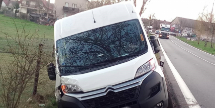 Další řidič narazil se svým vozidlem do stromu!