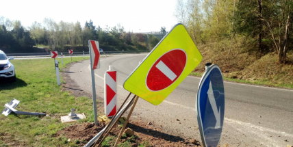 Zdemoloval dopravní značení a omezil provoz na sjezdu z dálnice