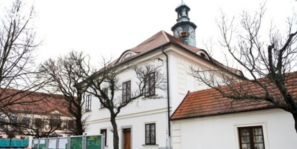 Na Dobříši to vře. Odchází tajemník, sportovní hala bude dražší, než se čekalo a starostka upravuje články v měsíčníku