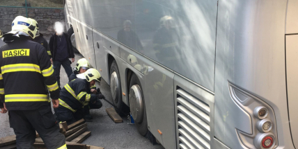 V Husově ulici se zasekl autobus. Silnice je neprůjezdná!