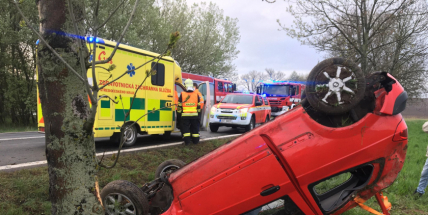 U Zalužan skončilo auto na střeše, policisté silnici uzavřeli