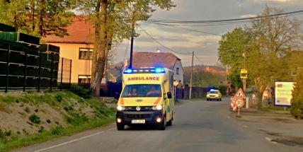 Po střetu s autem skončila žena se středně těžkým zraněním v nemocnici