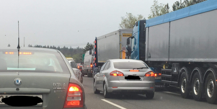 Provoz na dálnici D4 ochromila nehoda