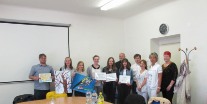 Žáci Základní školy v Jiráskových Sadech předali dětskému oddělení finanční dar