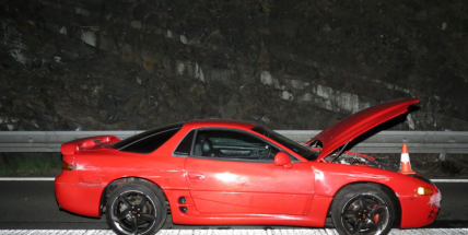 Policisté v noci pronásledovali řidiče, ten jel více než 200km/h