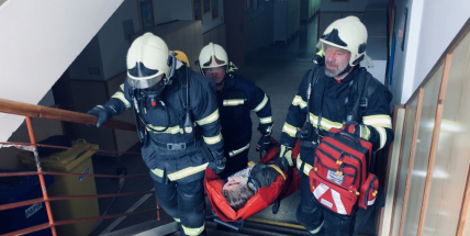 Video: Hasiči evakuovali školu, děti o cvičení nevěděly