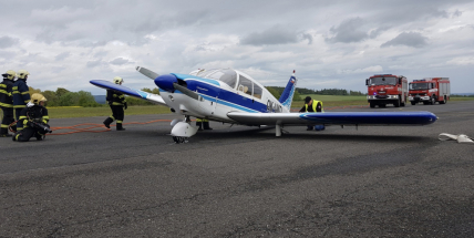 Dramatické okamžiky na letišti v Dlouhé Lhotě obrazem