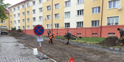 Četa technických služeb buduje další parkovací místa