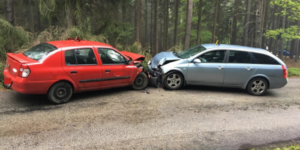Aktuálně: Po čelním nárazu dvou aut zasahují u Bukové záchranné složky
