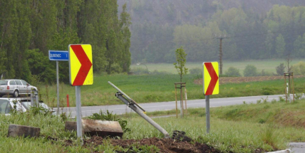 Zdemoloval auto o kruhový objezd a šel se vyspat