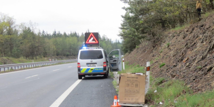 Řidič nákladního vozidla potkal na dálnici lednici