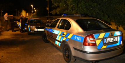 Neznámý pachatel odcizil pod rouškou tmy 40 lahví alkoholu