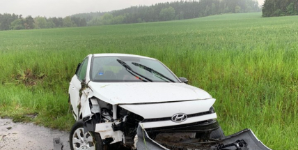 Řidič za Milínem vyjel ze silnice a zdemoloval svůj hyundai
