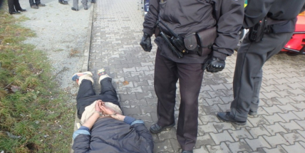 Namol opilý cizinec napadl družku a pak policistu