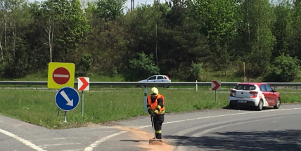 Aktuálně: Opatrně na sjezdu z dálnice, hasiči odstraňují následky nehody