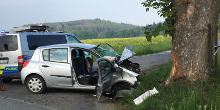 Aktuálně: U vážné dopravní nehody přistával vrtulník, odletěl prázdný. Mladík náraz do stromu nepřežil