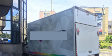 Aktuálně: Dodávka narazila do budovy soudu, jako zázrakem se nikomu nic nestalo