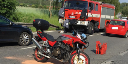 Aktuálně: Po střetu osobního auta s motorkářem je omezen provoz u Milína