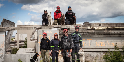 Příbramští záchranní psi vyzkoušeli sutinový trenažér