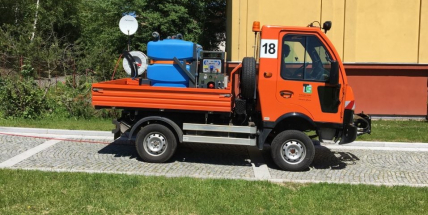 Místo herbicidů horká pára. Příbram našla šetrnější způsob likvidace plevele na chodnících