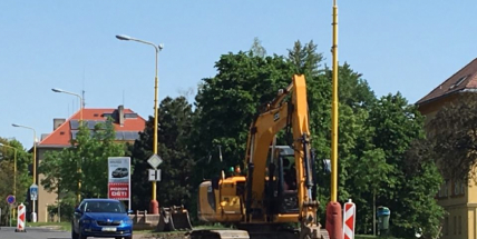 U Divadla Antonína Dvořáka vyrůstají nová parkovací místa