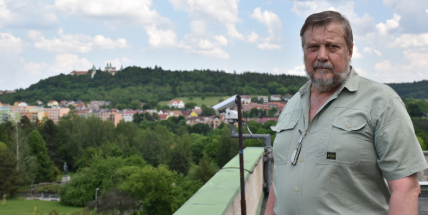 Na střeše kulturního domu v Příbrami se od minulého týdne chovají včely.