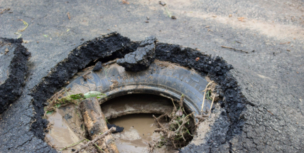 Foto dne: Po dešti rostou houby, na silnicích pneumatiky