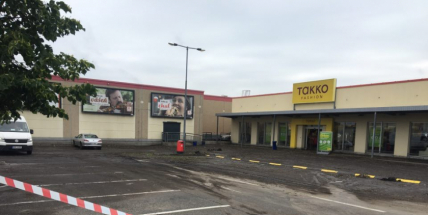 Na nákupy dnes pouze v holinkách?