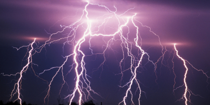 Varování meteorologů: V pondělí očekávejte přívalové deště, bouřku a krupobití