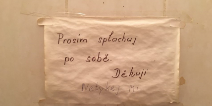 Prosím splachuj po sobě